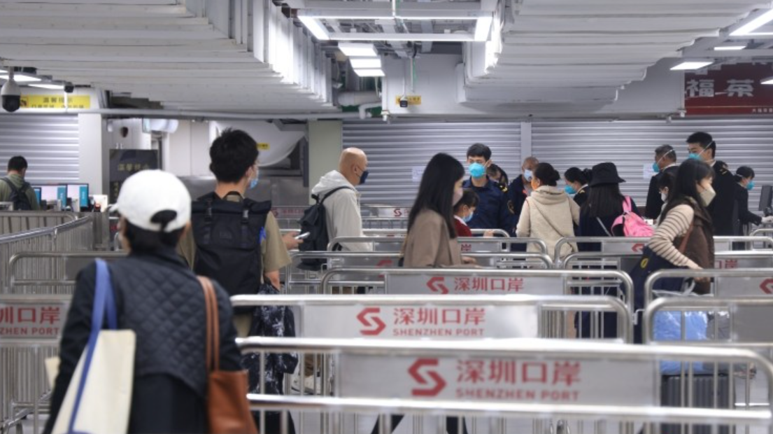 國家出入境管理局公布，急需與母親到深圳「坐月」的香港新生兒，可以由父母代為向羅湖、皇崗、蛇口、以及包括福永碼頭的深圳國際機場4個口岸辦證機關，申請辦理3個月內一次入境和出境有效的出入境通行證。(中通社資料圖片)