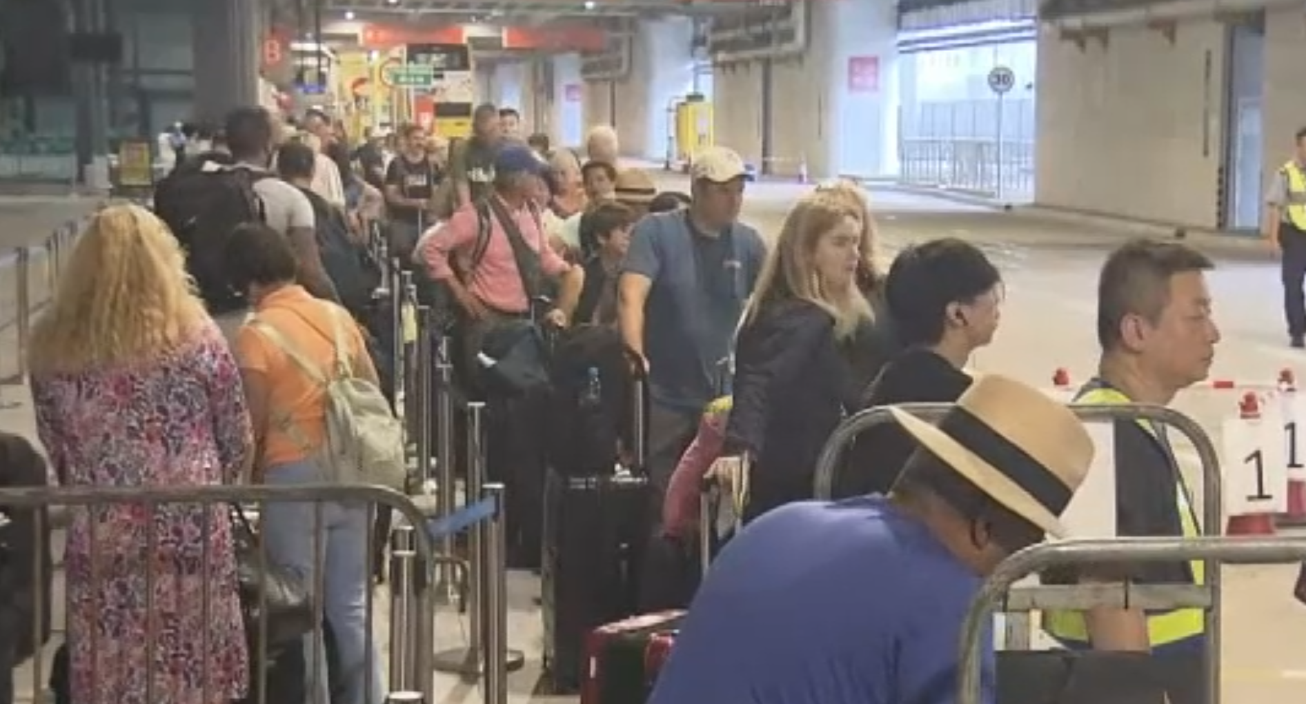 名人郵輪旗下的名人極致號抵達啟德郵輪碼頭，郵輪上近3000名旅客大部分來自歐美地區，但的士數量不多，一度有過百人輪候等車。(NOW新聞畫面)