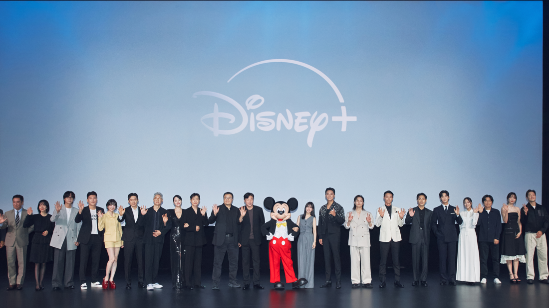 新加坡直擊｜金惠秀Deep V曬腿登場 朴寶英有幸親親米奇老鼠