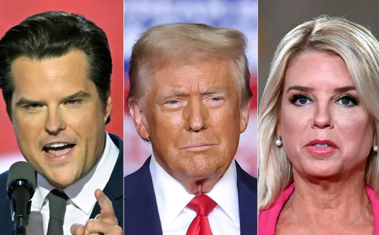 美國總統當選人特朗普(中)的組閣大計遇挫折，因性醜聞纏身而備受爭議的司法部長人選、前眾議員蓋茨（Matt Gaetz、左）宣布放棄提名，特朗普改提名佛羅里達州前檢察長邦迪（Pam Bondi、右）擔任司法部長。(資料圖片)