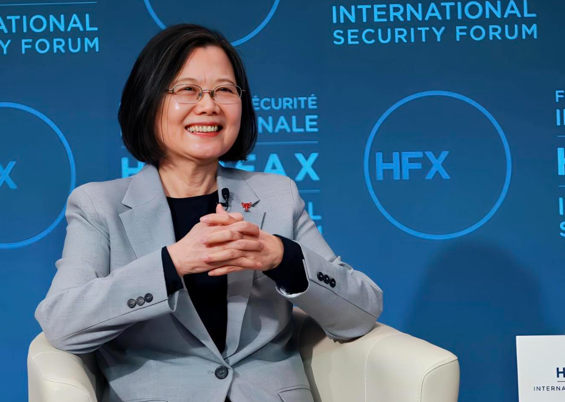 蔡英文上周六(23日)在加拿大參加哈利法克斯國際安全論壇年會，並接受該論壇授予「麥凱恩公共服務領袖獎」。(網上圖片)