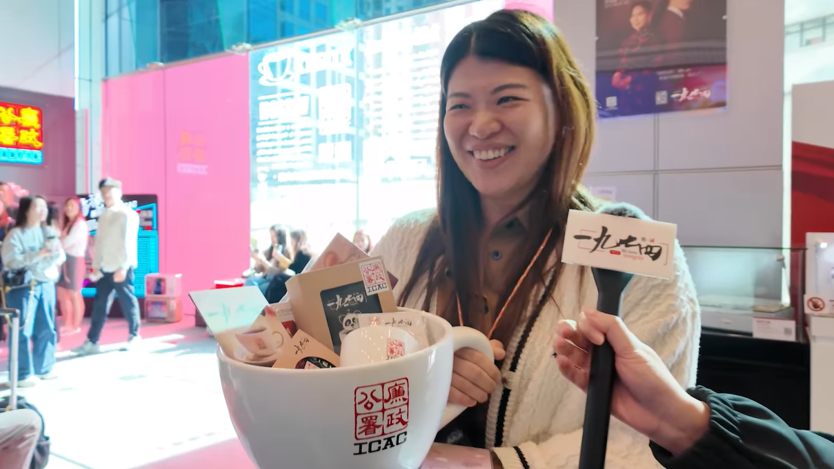 廉署咖啡廳迎第一萬名訪客 幸運兒獲贈限量版巨型廉署咖啡杯