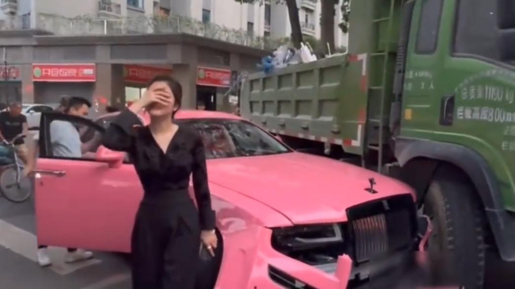中港澳牌粉紅色勞斯萊斯捱貨車撞，女司機承諾保險以外自己出。(微博)