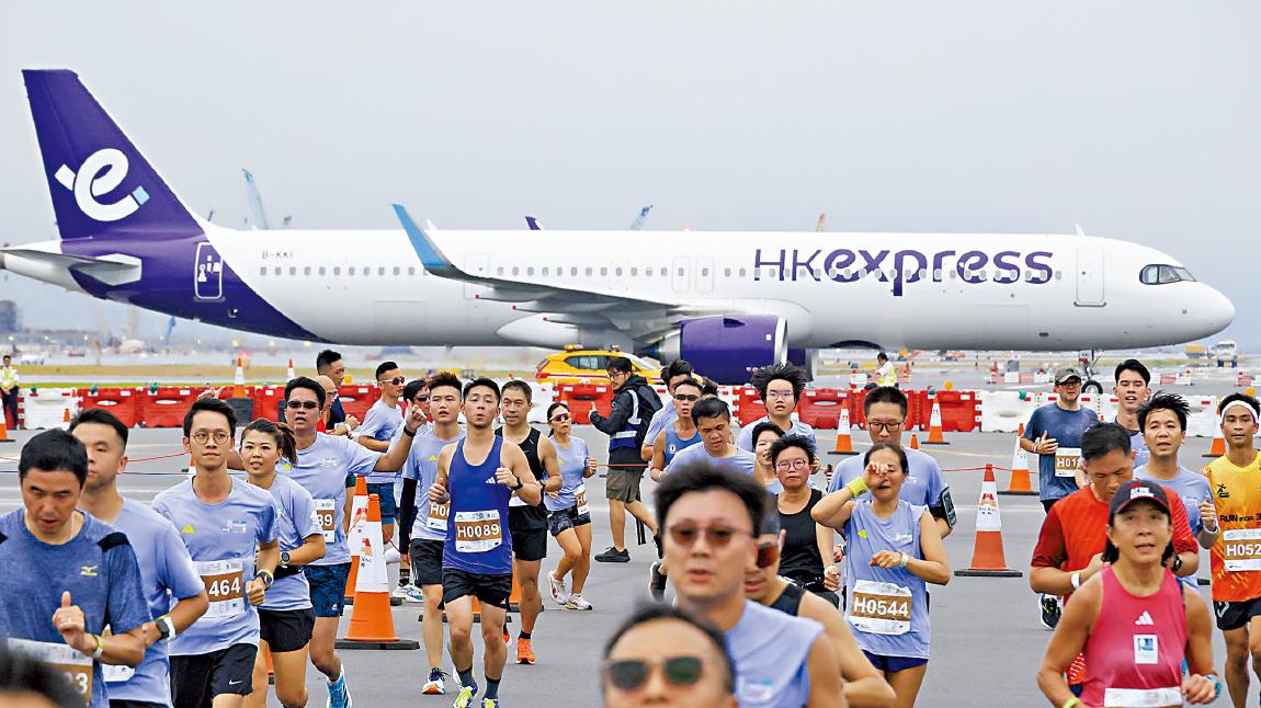 時隔26年再有機場跑 迎三跑系統啟用 十公里賽暖場 逾1.1萬跑手與飛機齊奔馳