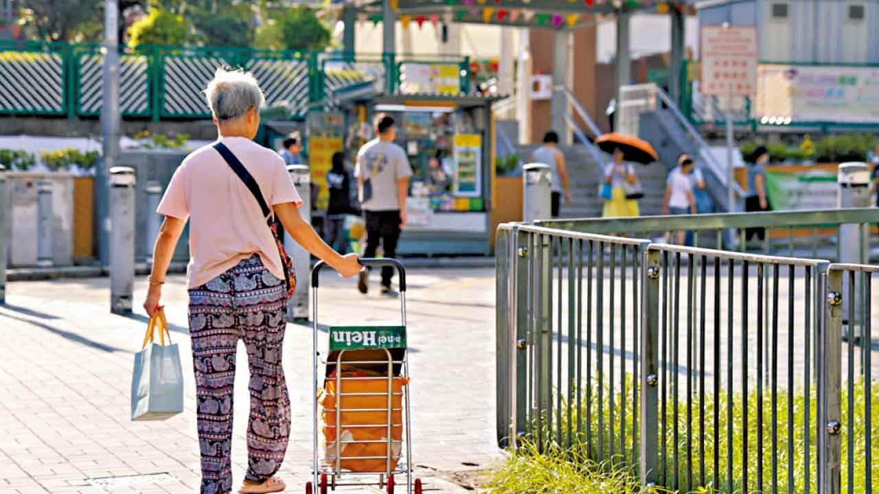 今日是「長者日」，多間商戶向長者提供優惠。
