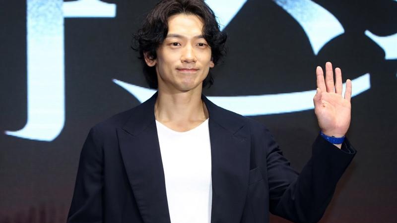 南韓巨星RAIN首踏沙田馬場跳唱賀賽事