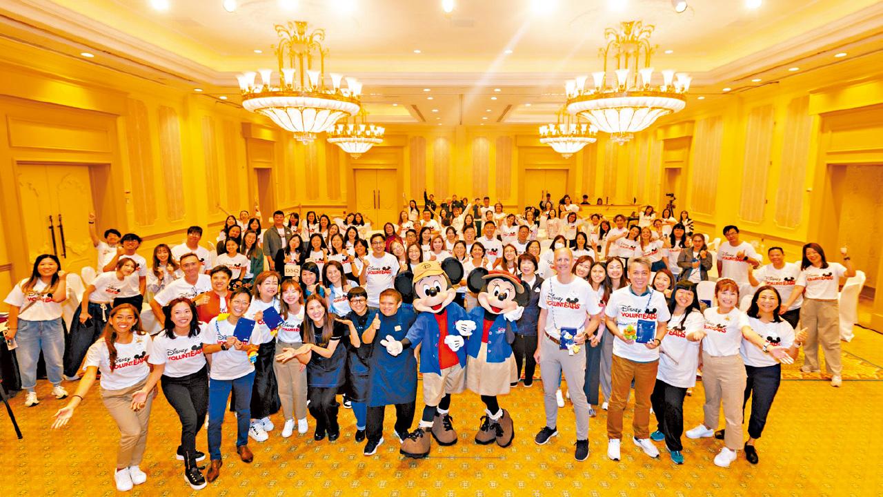 迪士尼夥聖雅各福群會將廢料升級再造 華特銅像圍板舊雨衣製電話袋