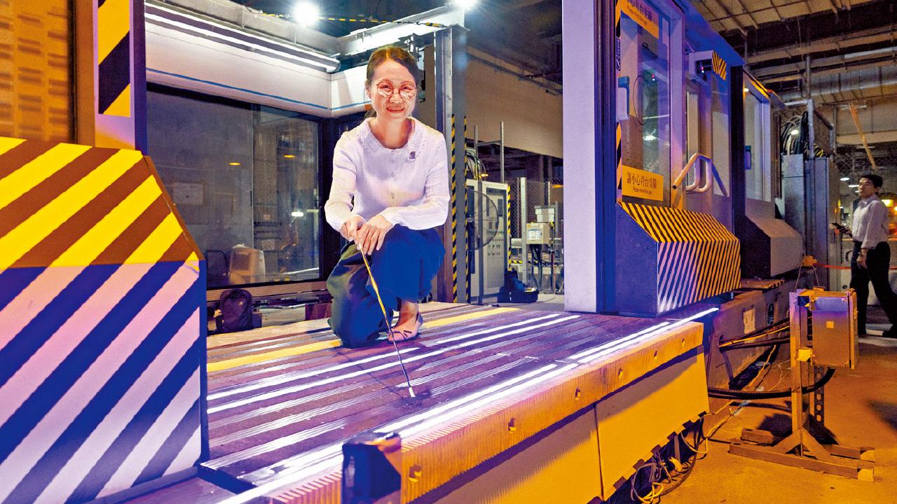 弧度大月台增設施提醒安全 東鐵綫車站裝閘門屆尾聲