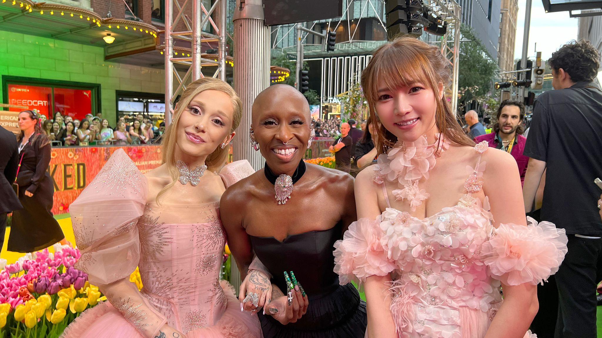 魔法壞女巫｜Lilian Kan簡幗儀設計戰衣出席世界首映 獲Ariana大讚：So beautiful！