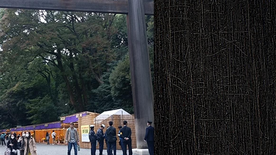 東京明治神宮大烏居疑被人刻上中文字。(網上圖片)