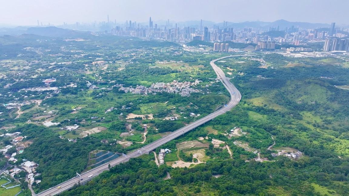 物業現有土地用途為農業用途，地盤面積約2,382,741平方呎。