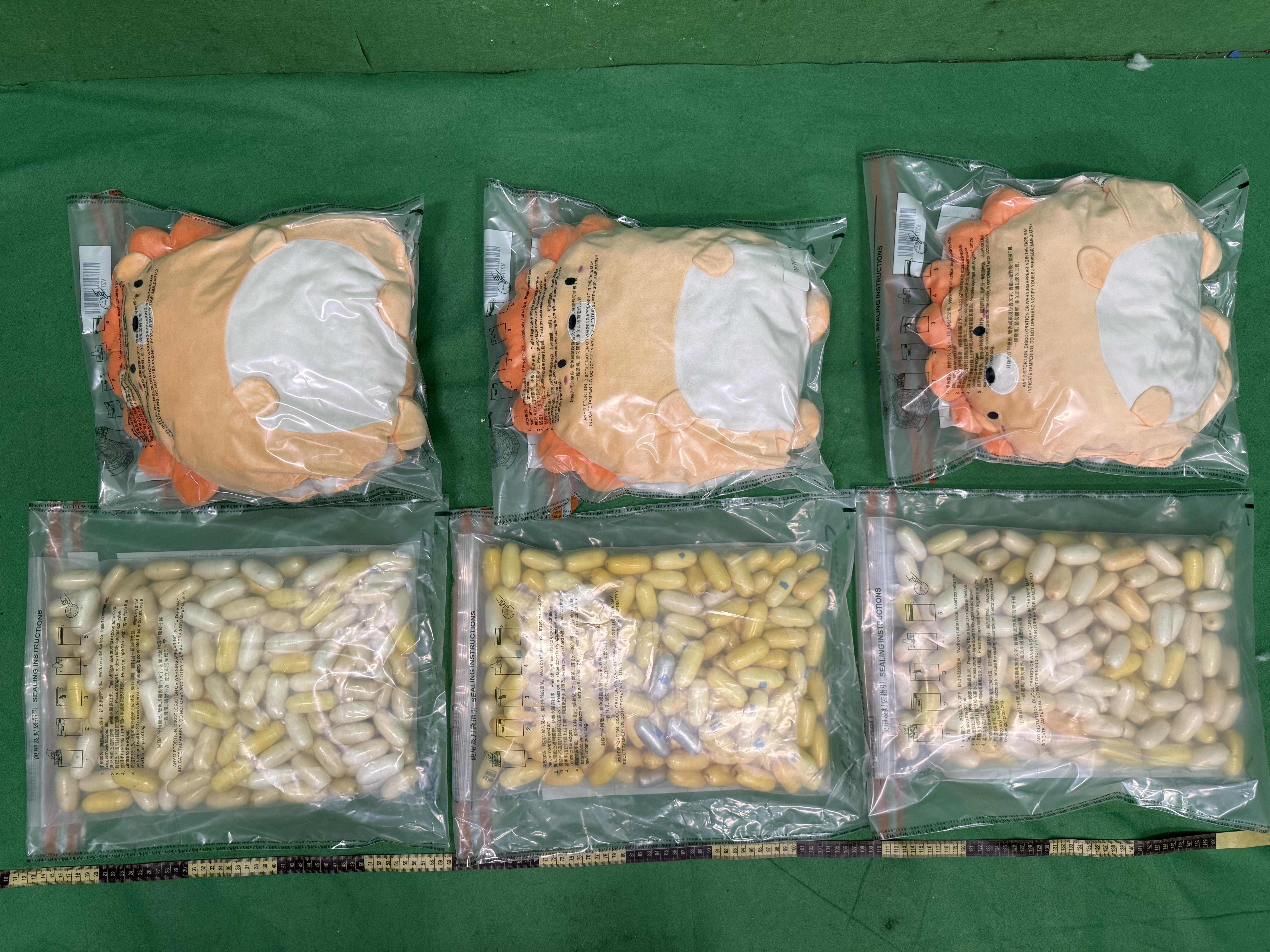 海關破兩宗毒品案件，檢獲4600萬元毒品。圖示第二宗案件中檢獲的懷疑可卡因和用作收藏毒品的毛絨玩具。(政府新聞處)