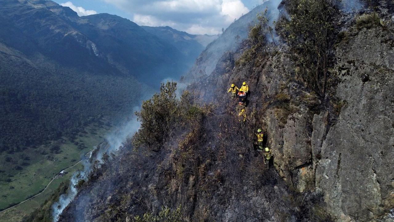 厄瓜多爾昆卡的卡哈斯國家公園一帶山火，消防員出動救火。（路透社）