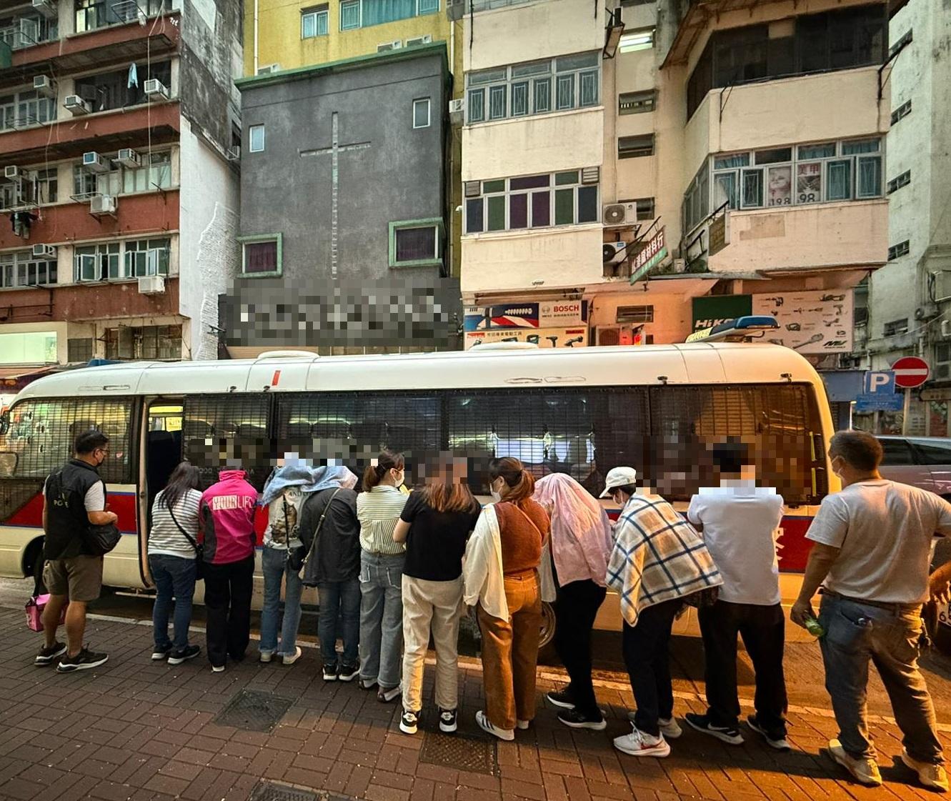 警大埔搗非法麻雀賭檔 53歲女負責人及11賭客被捕(警方圖片)