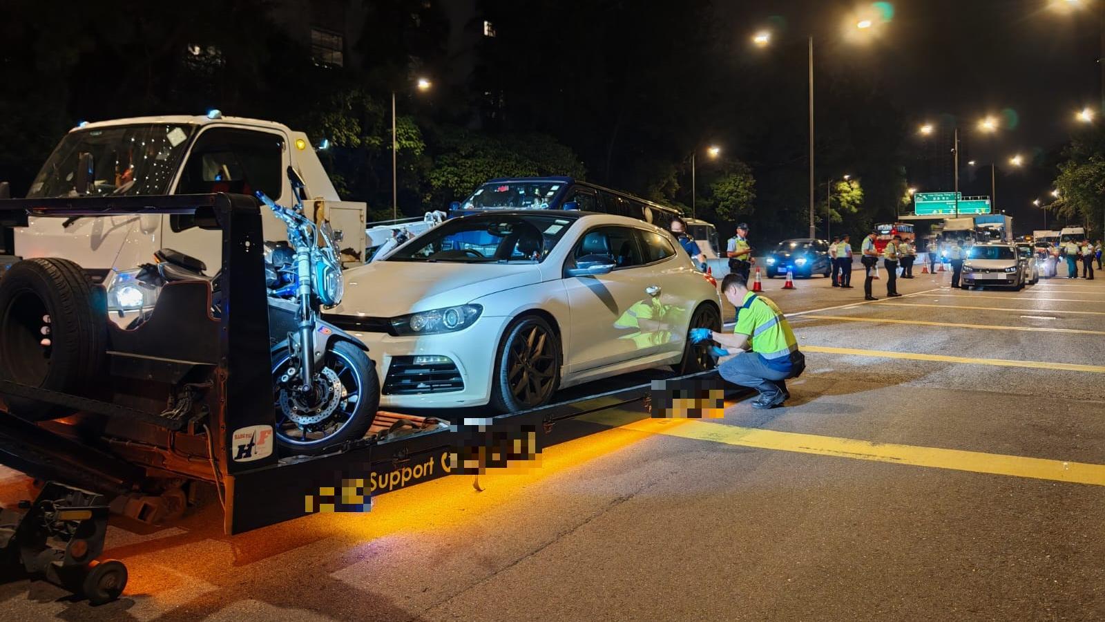 警方共扣留5輛私家車作檢驗。