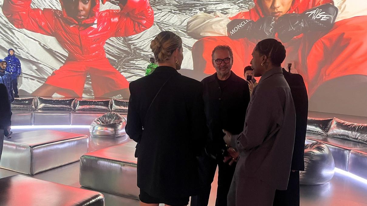 Moncler 積極進軍中國市場。圖為上海的展覽。(路透社)