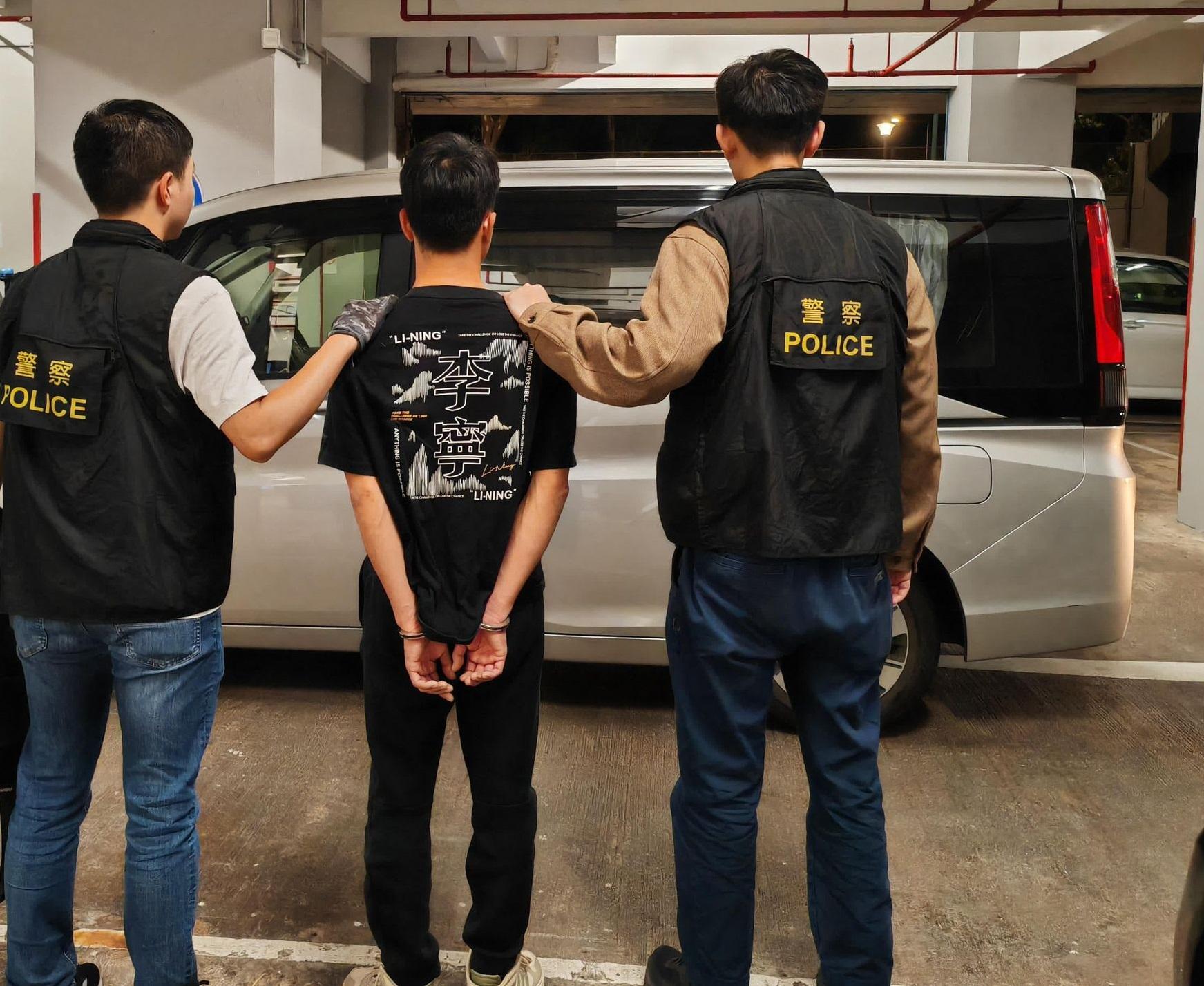 將軍澳反爆竊行動拘29歲內地男，檢螺絲批及黑色衫褲。(警方圖片)