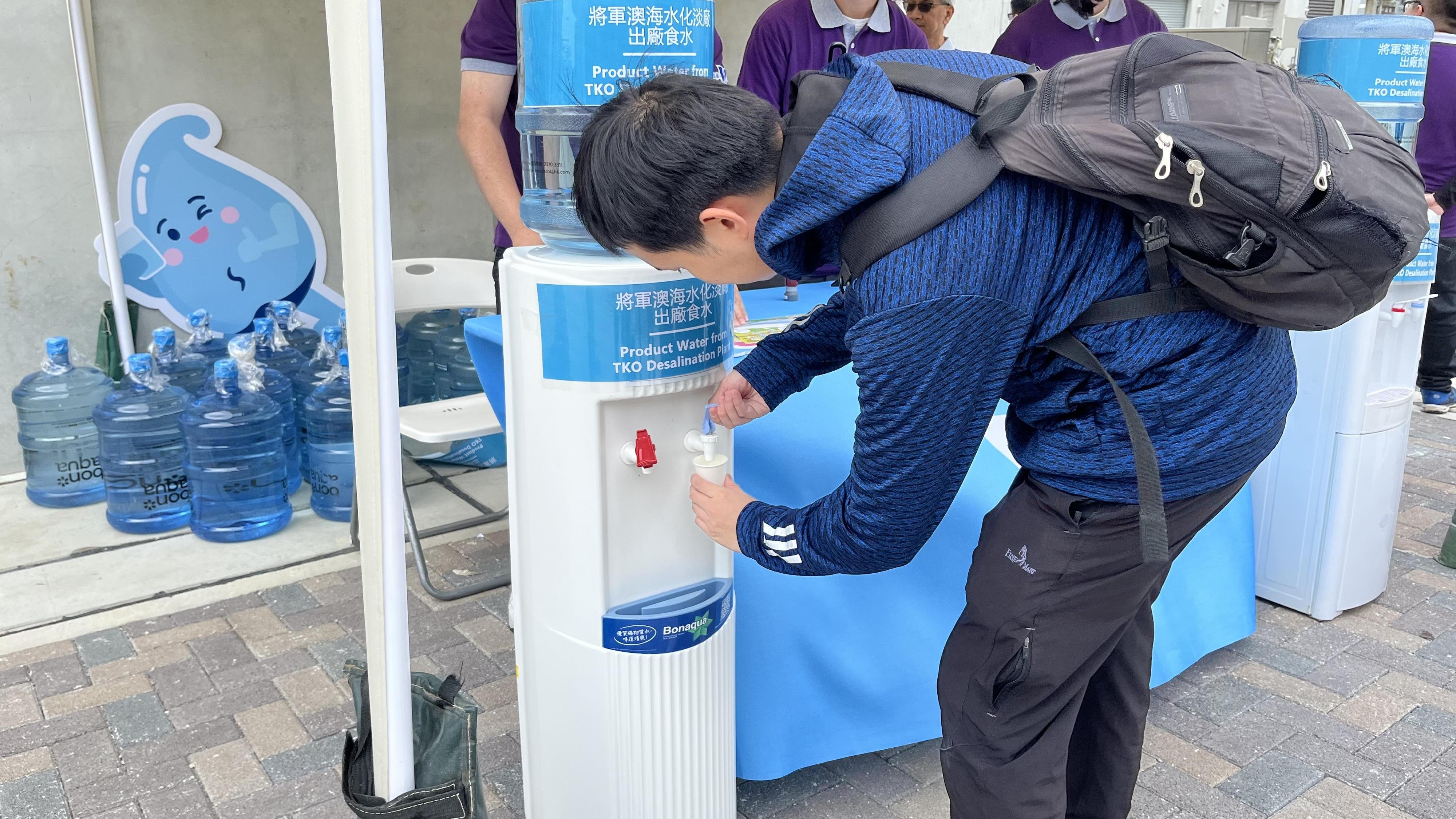 將軍澳海水化淡廠開放日 設東江水主題展覽 市民即場試飲海水轉化食水 (政府新聞處)