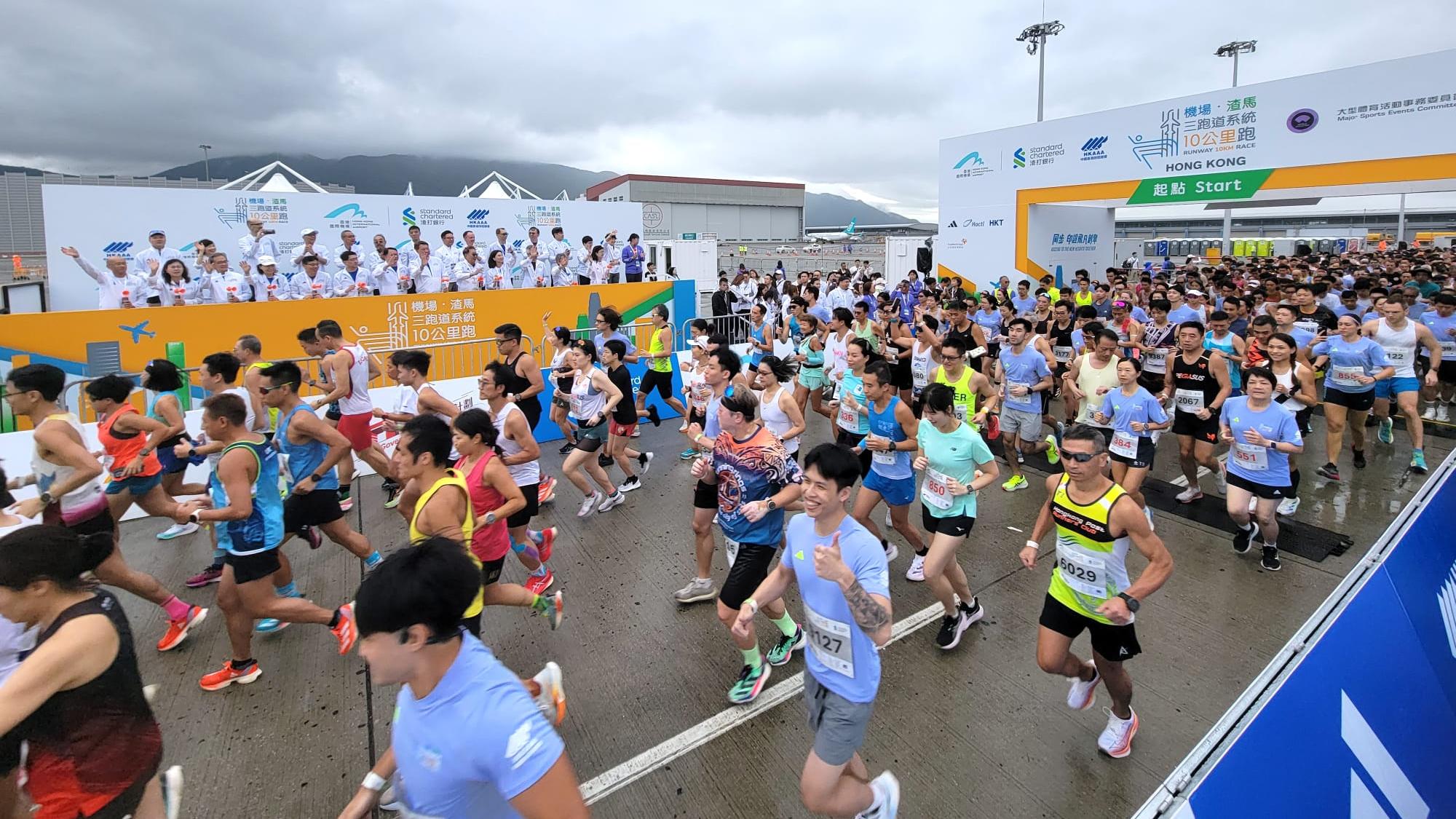 機場三跑道系統十公里今晨開跑。(林俊源攝)