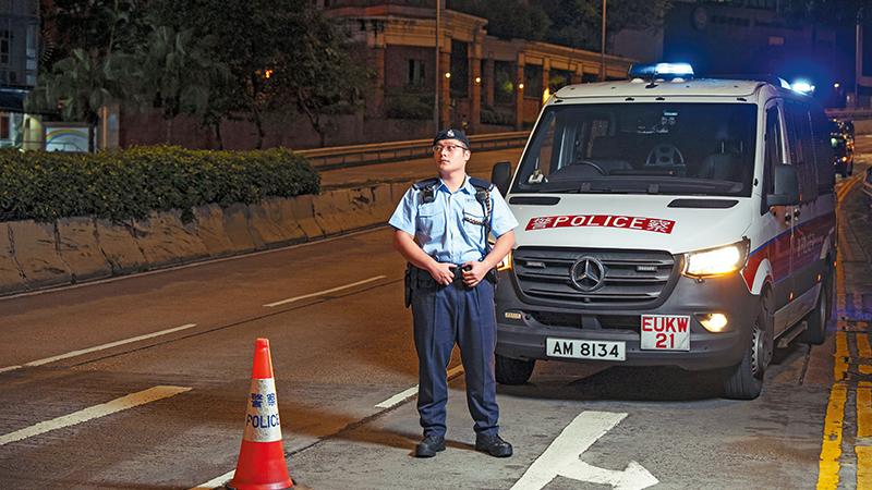 佩戴著「花雞繩」的大孖重返公主道現場，憶述當晚追截毒犯的險境。(《警聲》)