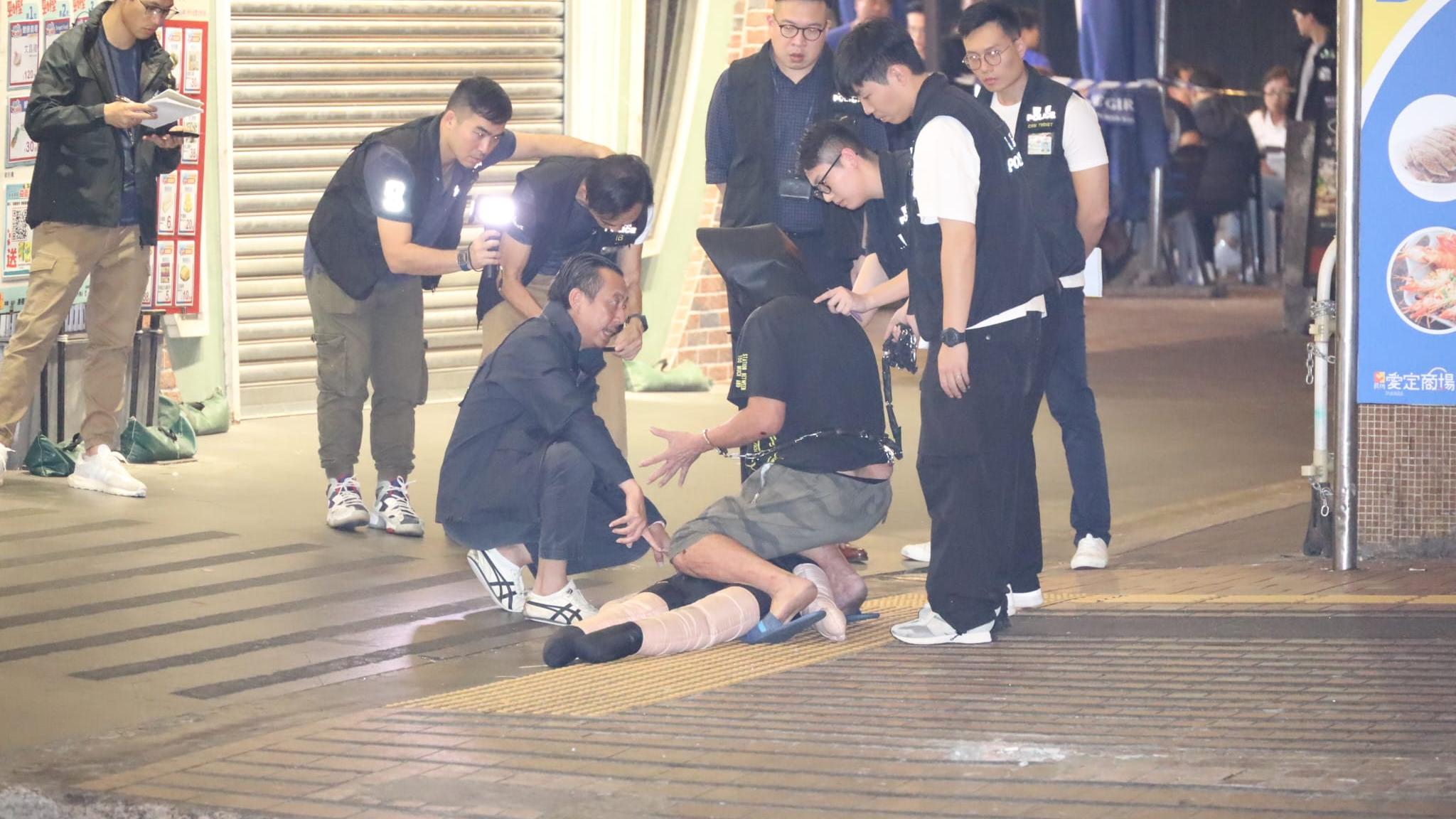 疑犯示範如何以膝頭壓向死者。(鍾式明攝)