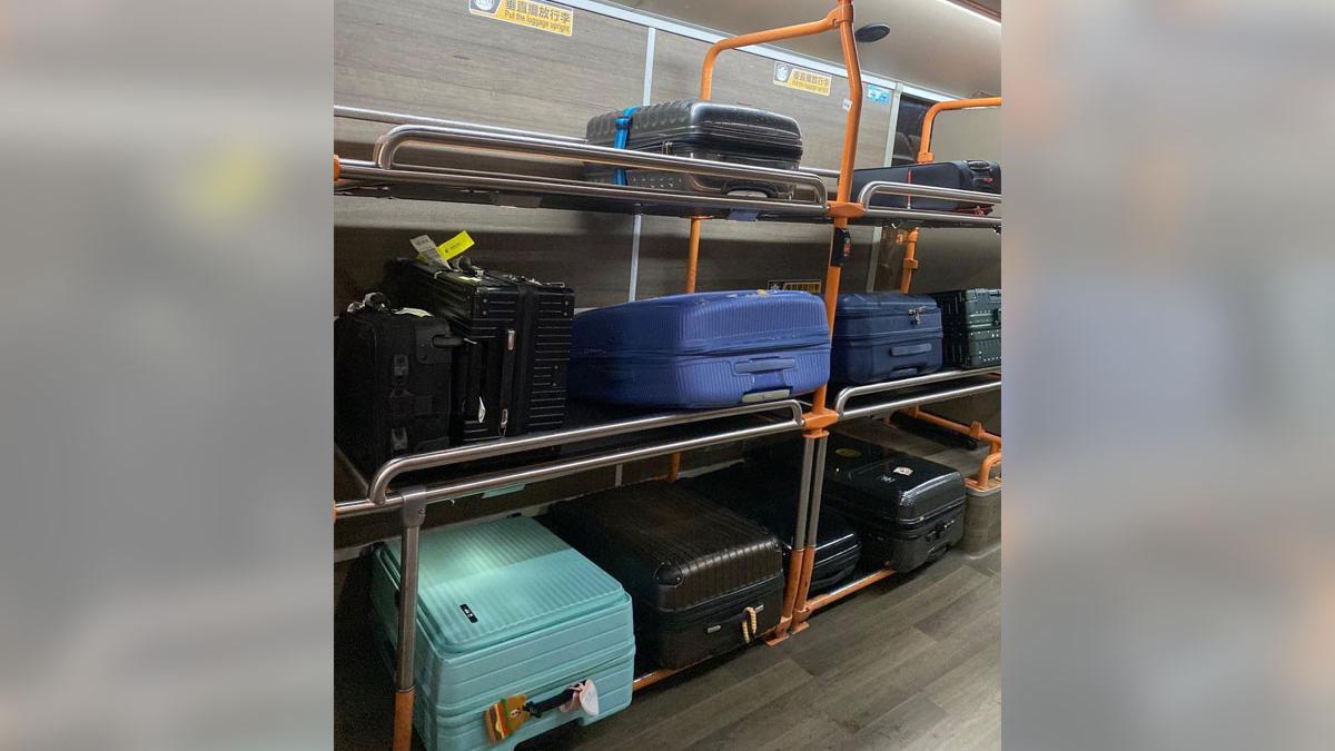 有乘客搭機場巴士時，發現多個行李橫放在行李架上。(Threads圖片)