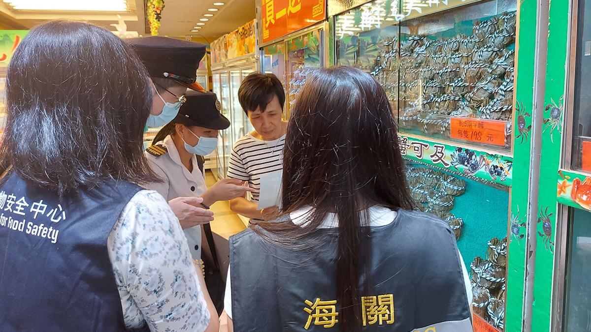 食環署和海關突擊巡查各區大閘蟹銷售處所。(政府新聞處)