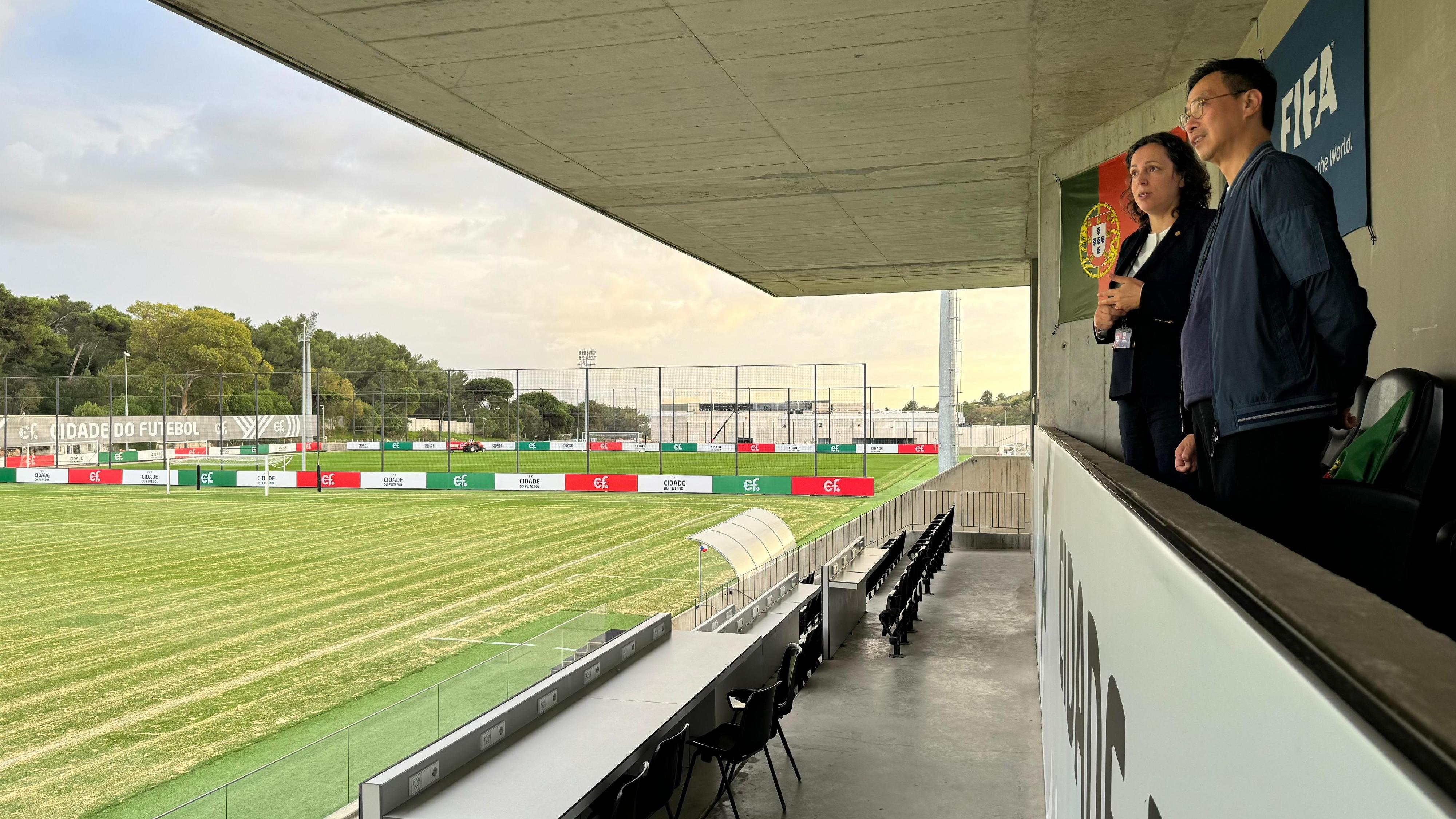 楊潤雄（右）參觀里斯本的葡萄牙足球協會足球之城