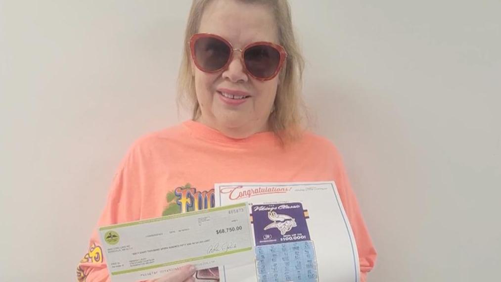 伯里早前領取頭獎支票。(互聯網)