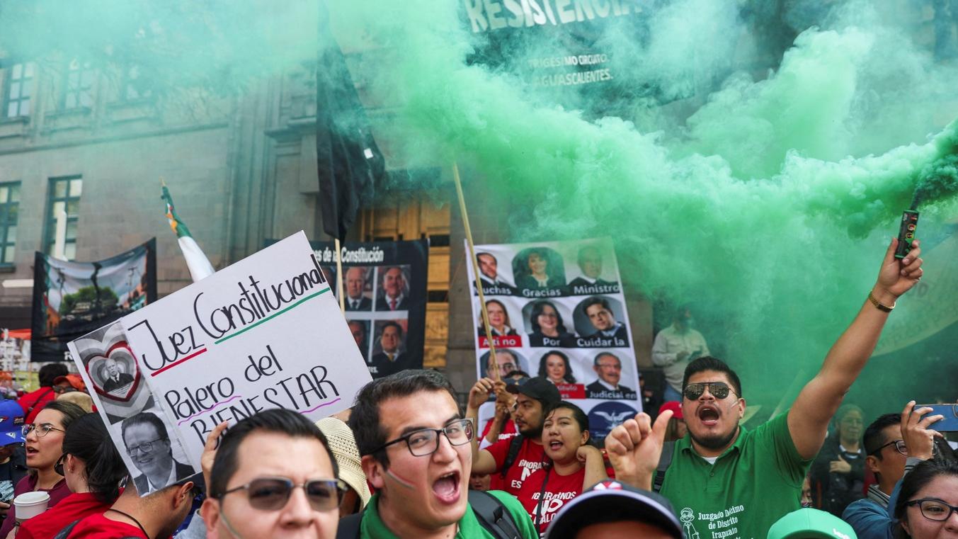 墨西哥城本月初大批民眾上街，抗議政府推行司法改革，以投票選出各級法官。(資料圖片)