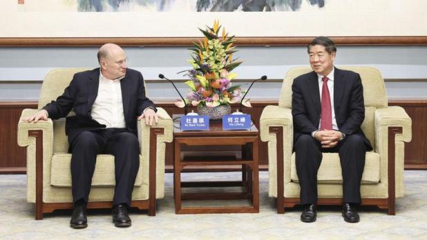 何立峰會晤滙控杜嘉祺 歡迎金融外資長期來華投資