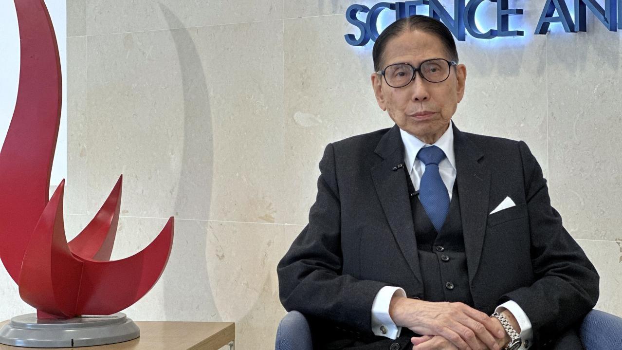 梁智鴻希望新的醫學院提供內外全科訓練的同時，亦培訓具科研背景的醫生。（港台圖片）