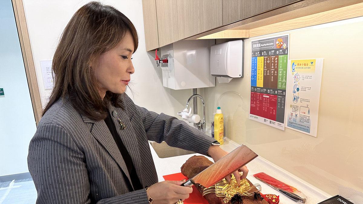 江玉歡化身「斬料師傅」幫同事分乳豬。(江玉歡FB)