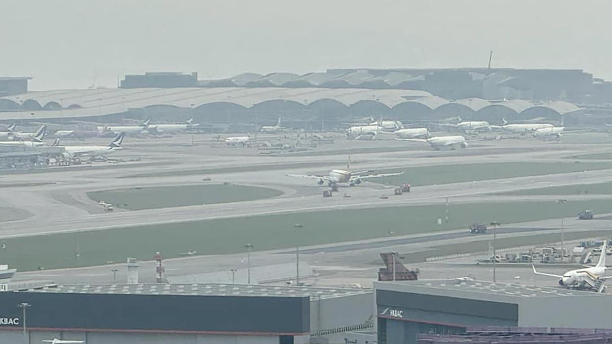 涉事貨機折返香港國際機場後，獲機管局安排拖離跑道。(網民George Leung圖片)