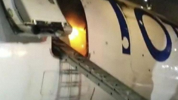 貨機機艙內火勢猛烈。(互聯網)