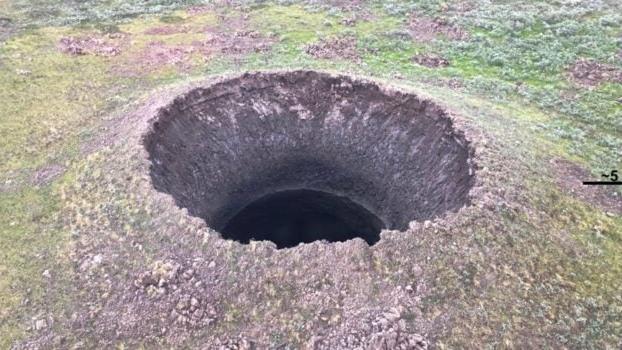 西伯利亞出現神秘坑洞　科學家稱「北極正在改變的可怕現象」