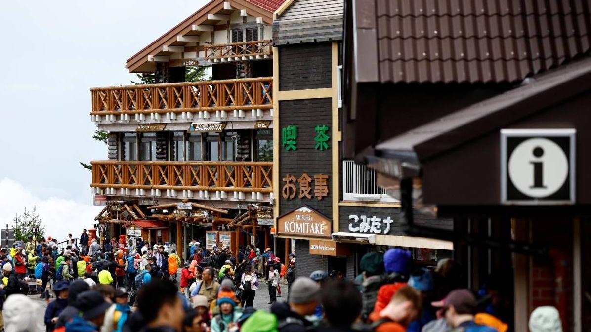 富士山吉田口步道五合目早前逼爆遊客的情況。(資料圖片)