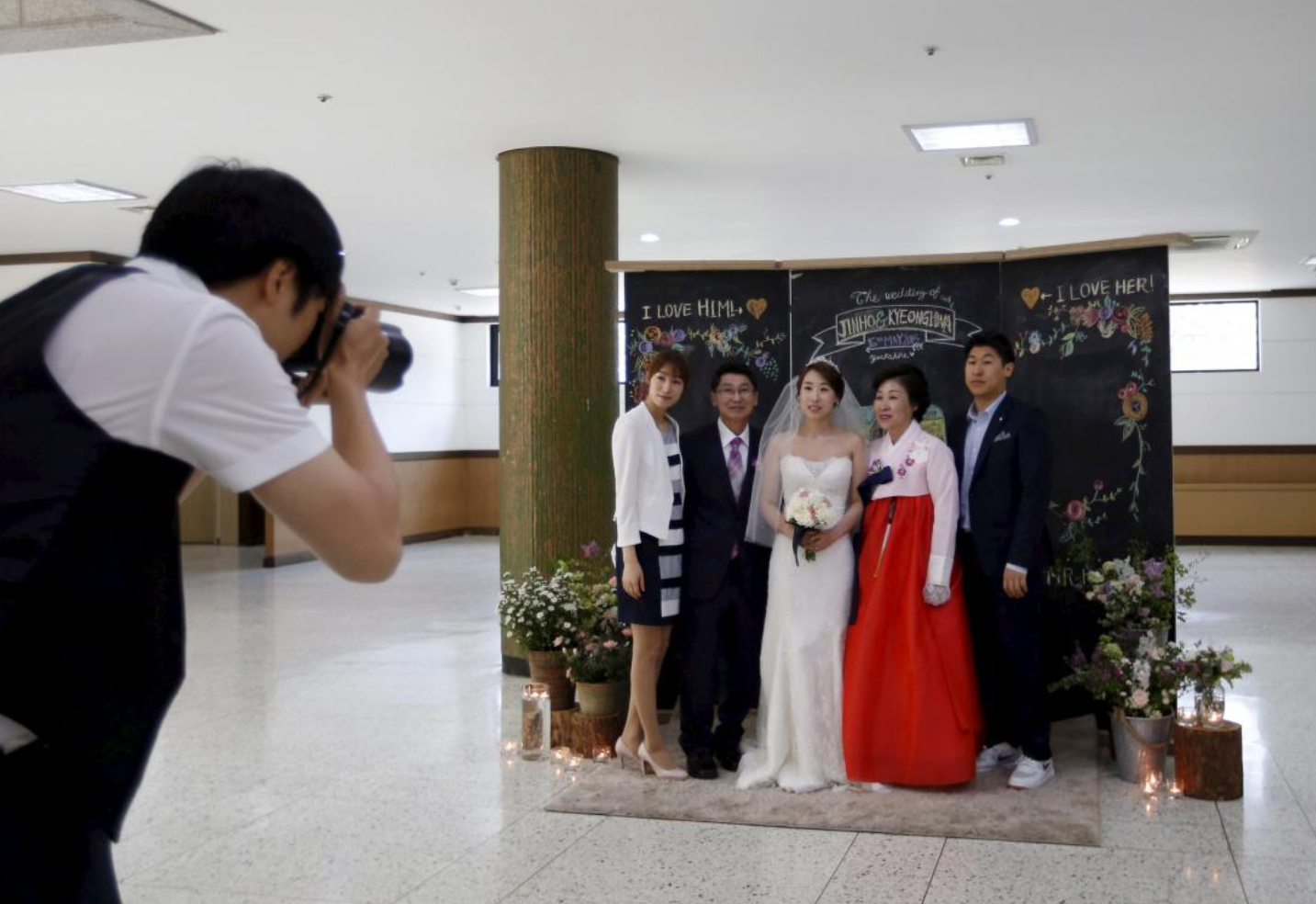 南韓生育率持續低迷，統計廳發布調查報告，指近半南韓民眾認為不結婚也無所謂，不婚最主要原因是資金不足。（路透社資料圖片）