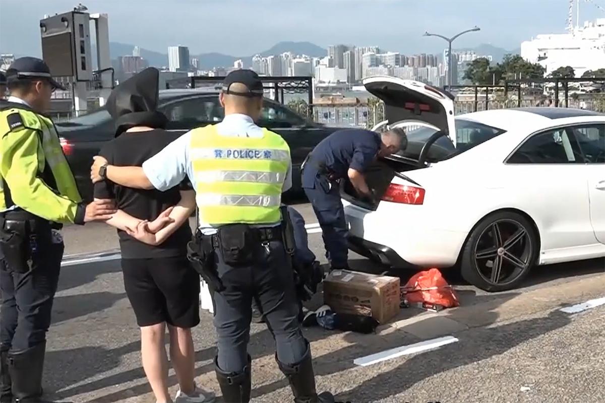 一輛私家車在灣仔試圖逃避警方截查不果。(電視截圖)