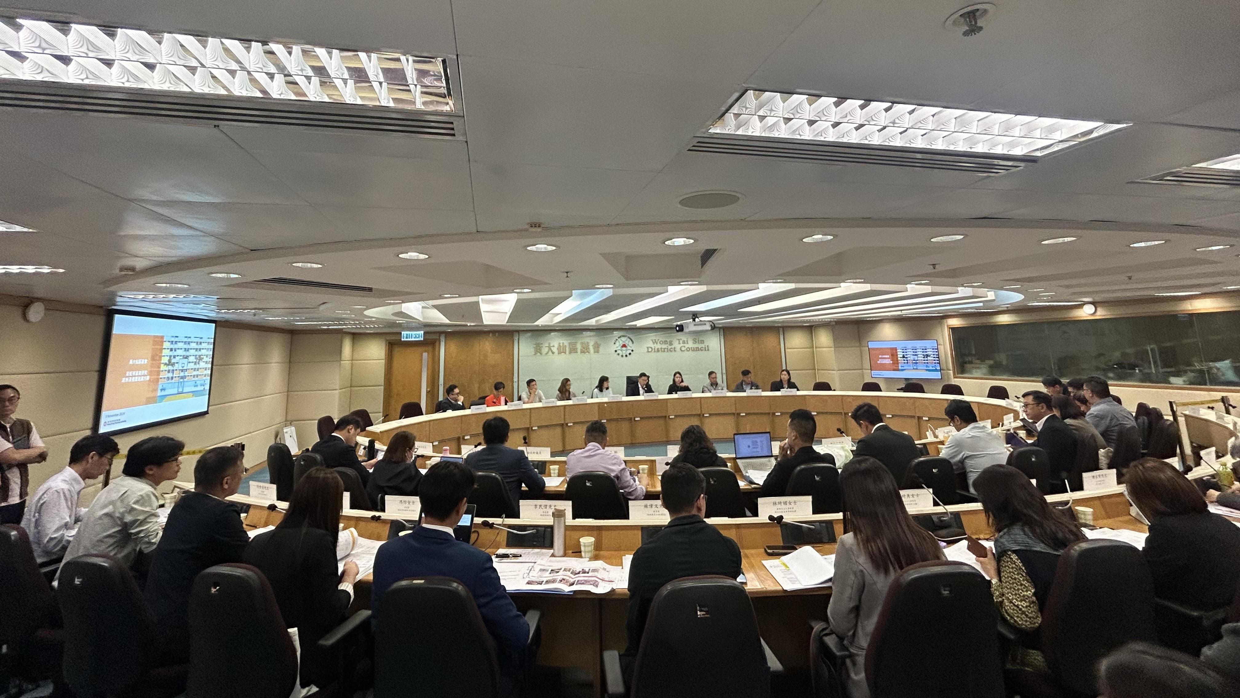 黃大仙區議會今日討論重建方案。(朱慧恩攝)