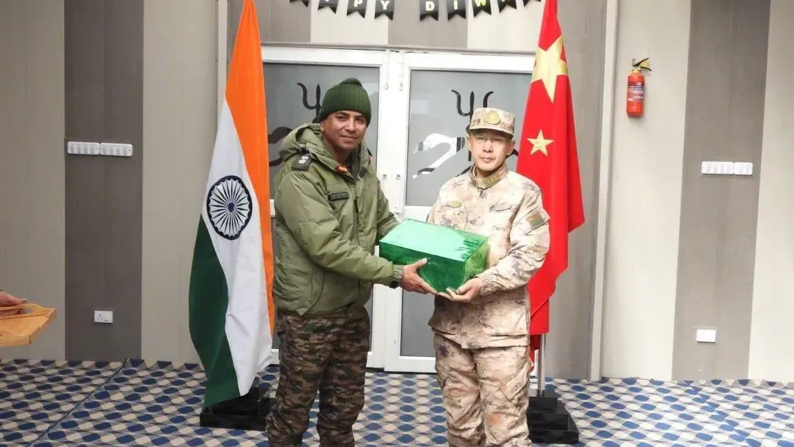 10月31日，中印軍隊在邊境交換糖果等禮物並合照。（圖／翻攝自微博）