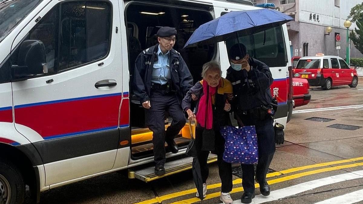 警方在將軍澳協助一名迷途的九旬嫗回家。(香港警察FB)