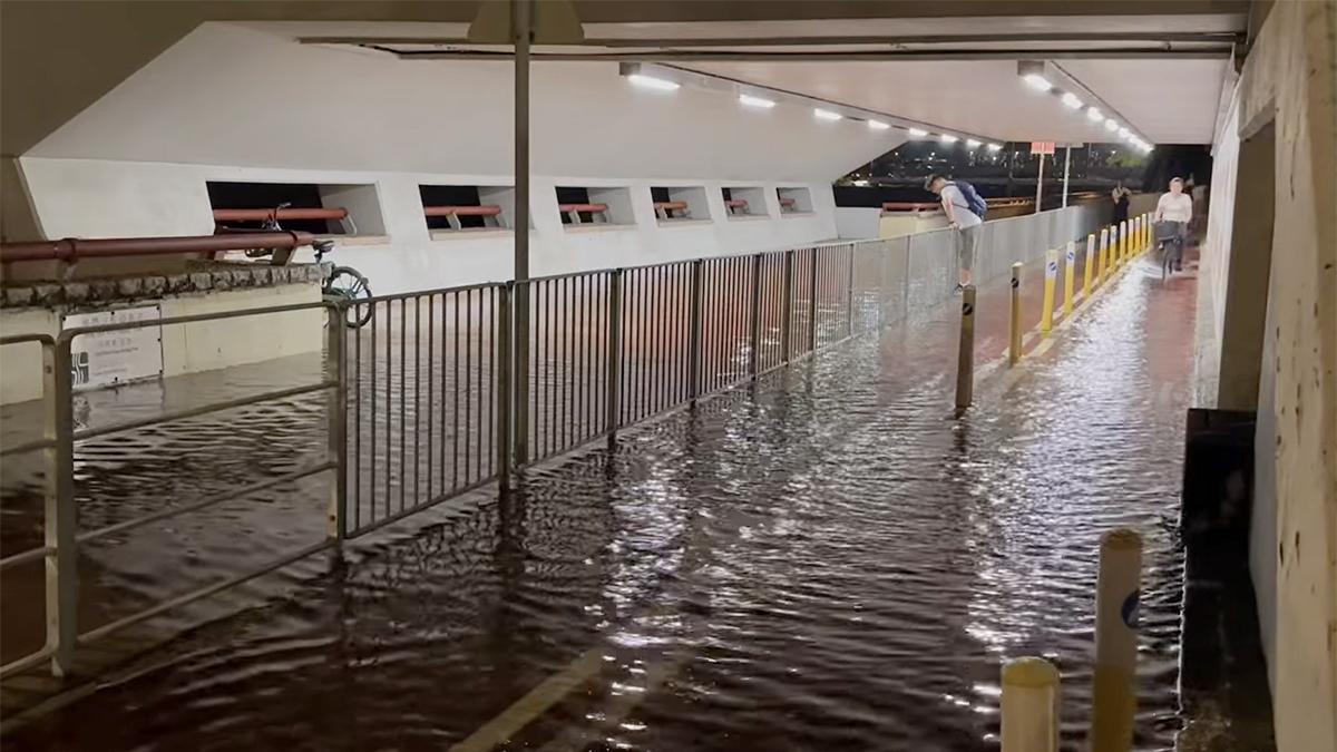 沙田城門河一帶已經開始水浸。(網民Leon Chow@FB群組「Go Go Shatin」)