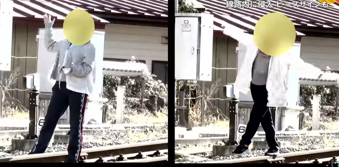 有女遊客站在路軌上拍攝時，平交道警報器已響起，有列車即將駛過，她隨即離開路軌，與另外兩名女子拖着行李箱前往另一區域。(影片截圖)