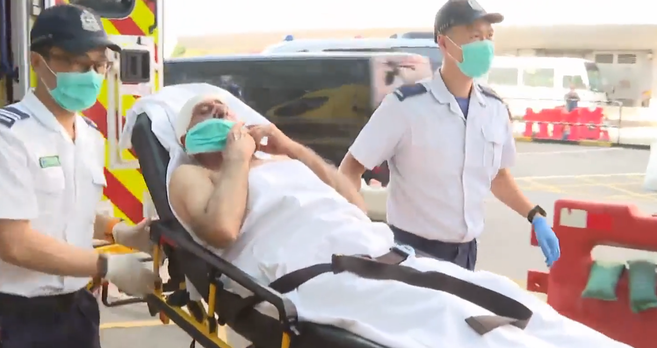 一名78歲非華裔男子在葵芳邨葵泰樓住所，與兒子爭執時遭生果刀割傷，頭部流血，涉嫌傷人的34歲男子隨即離開住所逃去。(有線新聞畫面)