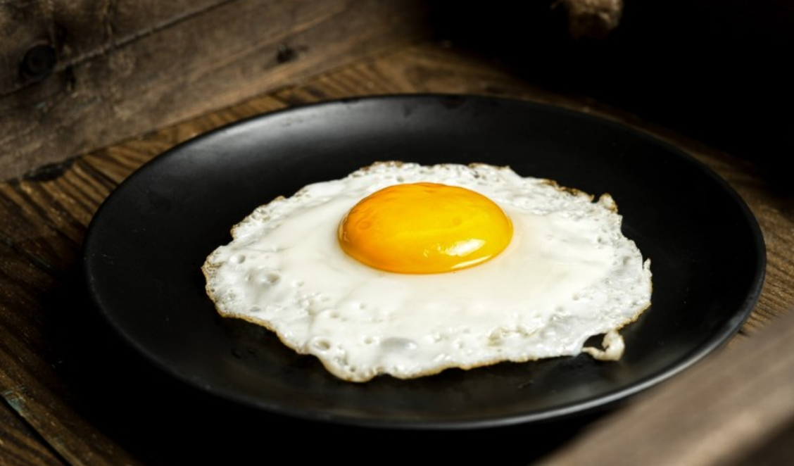 台中市一名男子被指於網上調戲一名朋友的妻子，被對方結黨痛毆施暴之餘更「酷刑伺候」，強逼脫褲自慰及用生殖器當鍋鏟，將煎熟的荷包蛋「翻面」，犯案男子被判有期徒刑5個月。