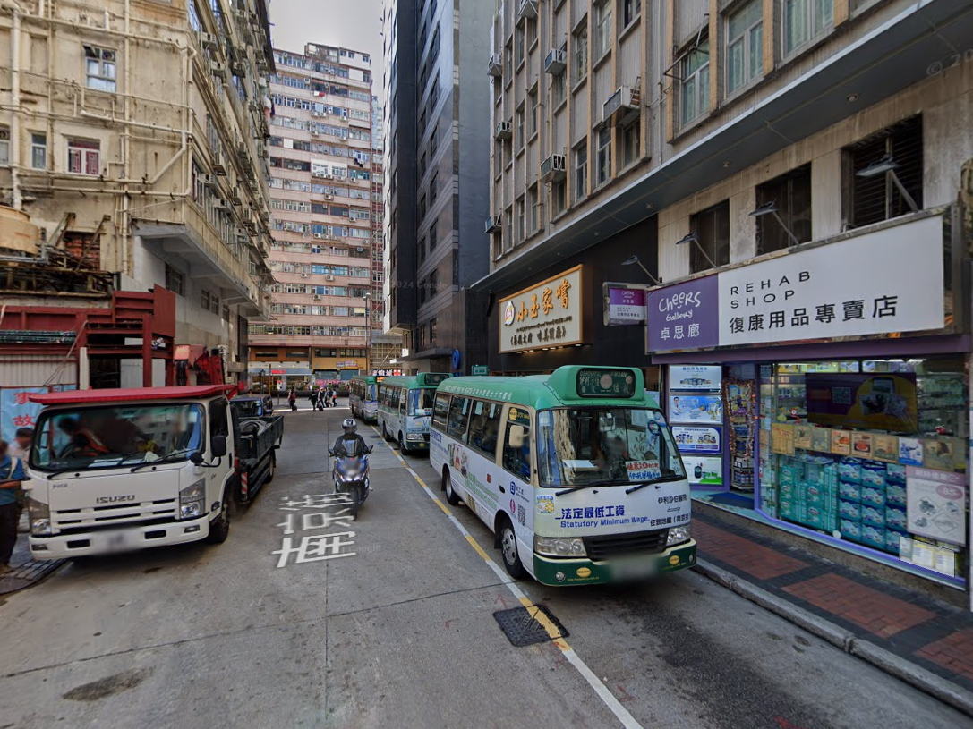 油麻地男途人遭小巴撞倒捲入車底　半昏迷送院搶救(Google街景截圖)