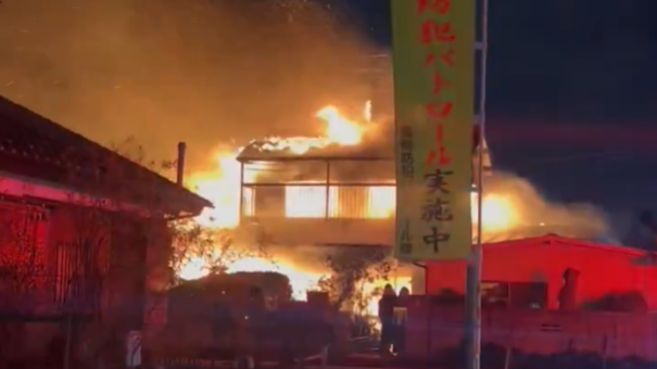 日本千葉一處住宅區發生大火。(影片截圖)