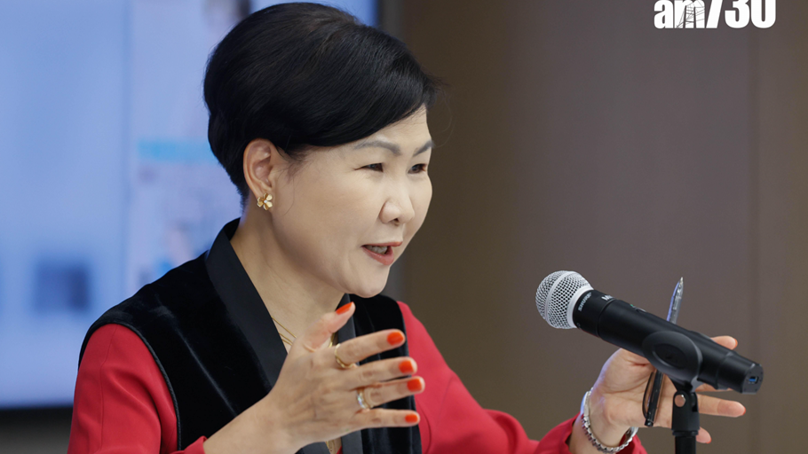 皇馬巴塞球賽風波，消委會暫接17宗投訴。消委會總幹事黃鳳嫺提醒投訴人保留單據及球星合照。