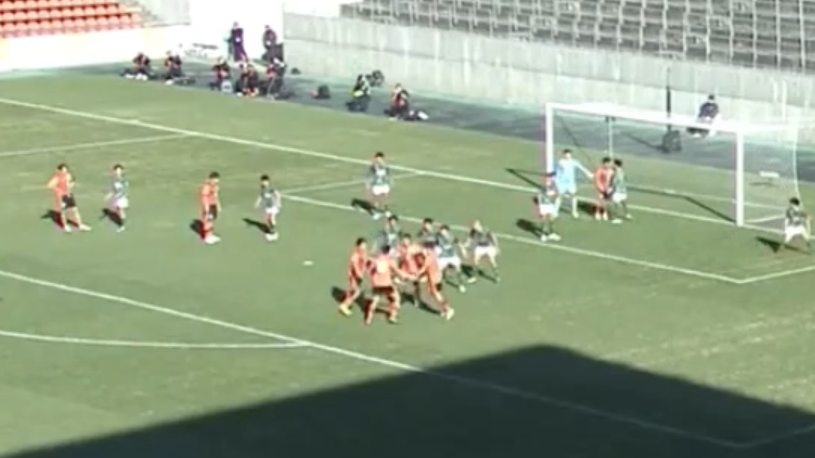 高川學園的角球攻勢，4名球員圍圈轉。(影片截圖)